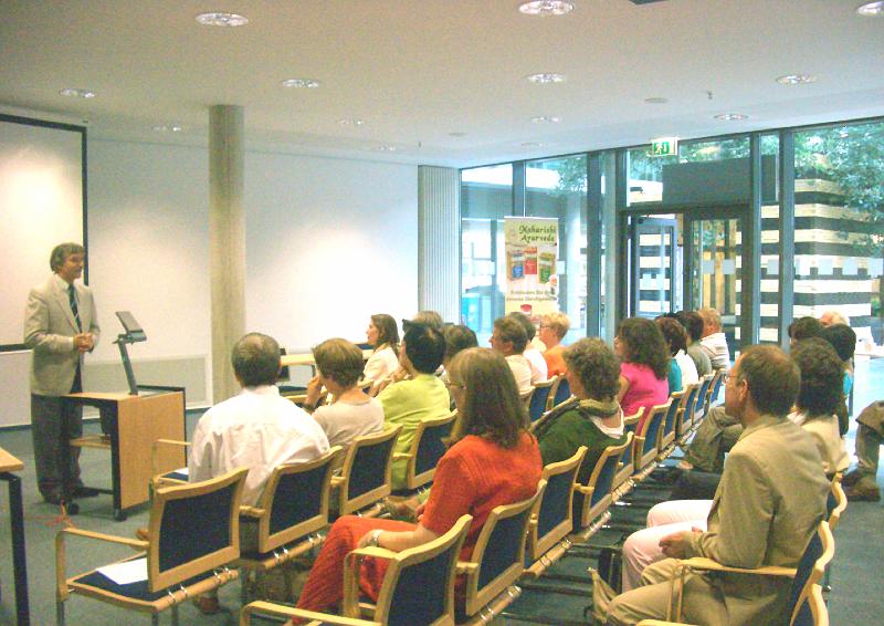 14 Dr Ellmann.jpg - About 50 visitors, including local medical doctors, attended presentations by Maharishi Ayur-Veda physicians and health practitioners. Here Dr Ellman is speaking about the basic principles of Maharishi Ayur-Veda.